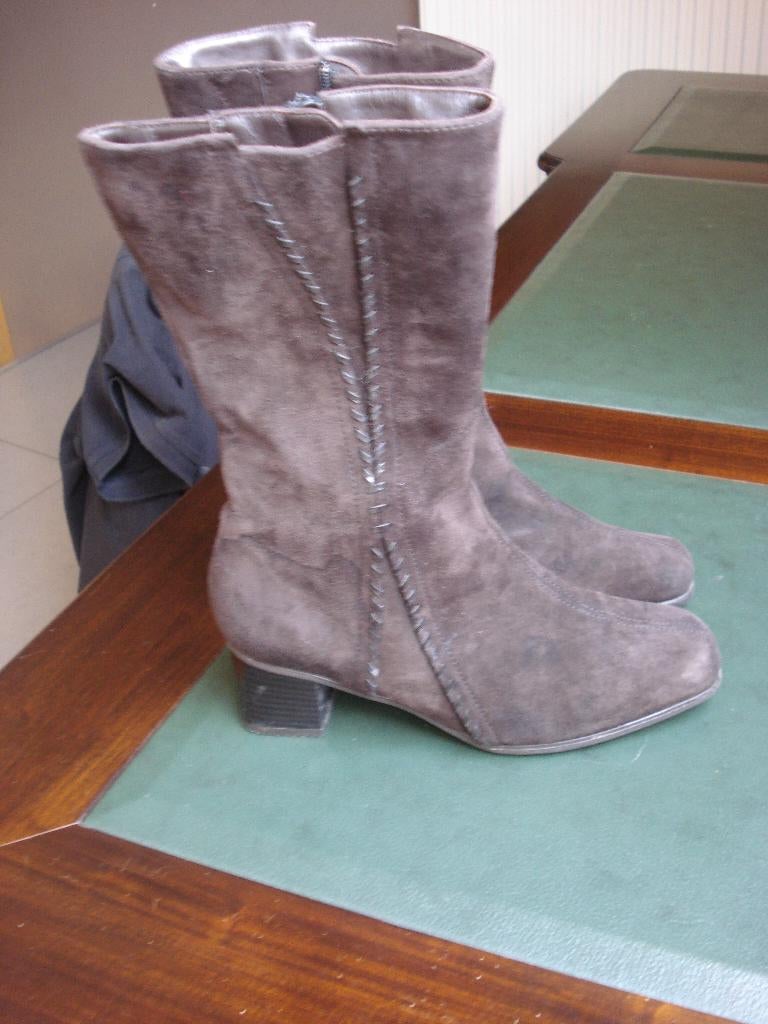 Bruine daim laarzen, dames. mt 37, Kleding | Dames, Bruin, Lage of Enkellaarzen, Ophalen of Verzenden, Gedragen