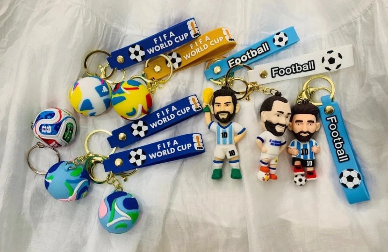 8 sleutelhangers FIFA World Cup - Messi - Benzema - voetbal, Verzamelen, Ophalen of Verzenden, Zo goed als nieuw, Sport