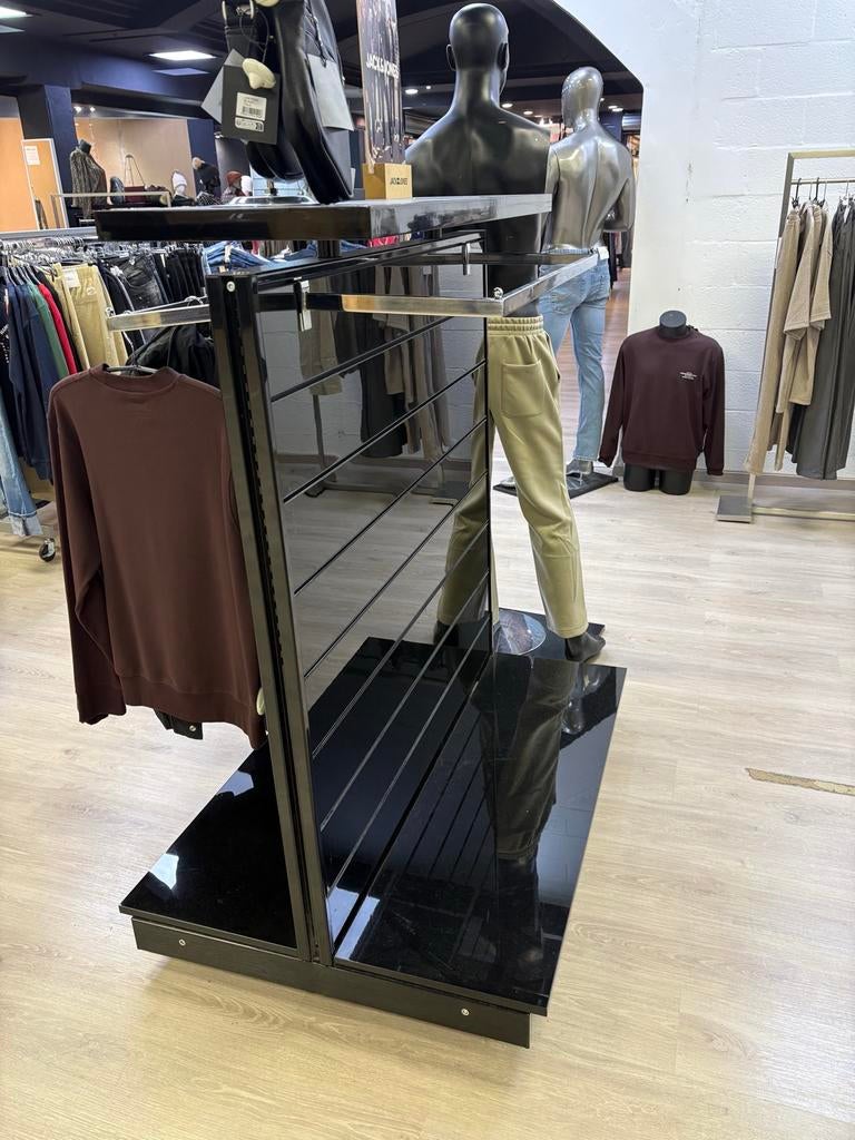 Dubbelzijdige centrale kast — Hoogwaardig winkelmeubilair, Ophalen, Zo goed als nieuw