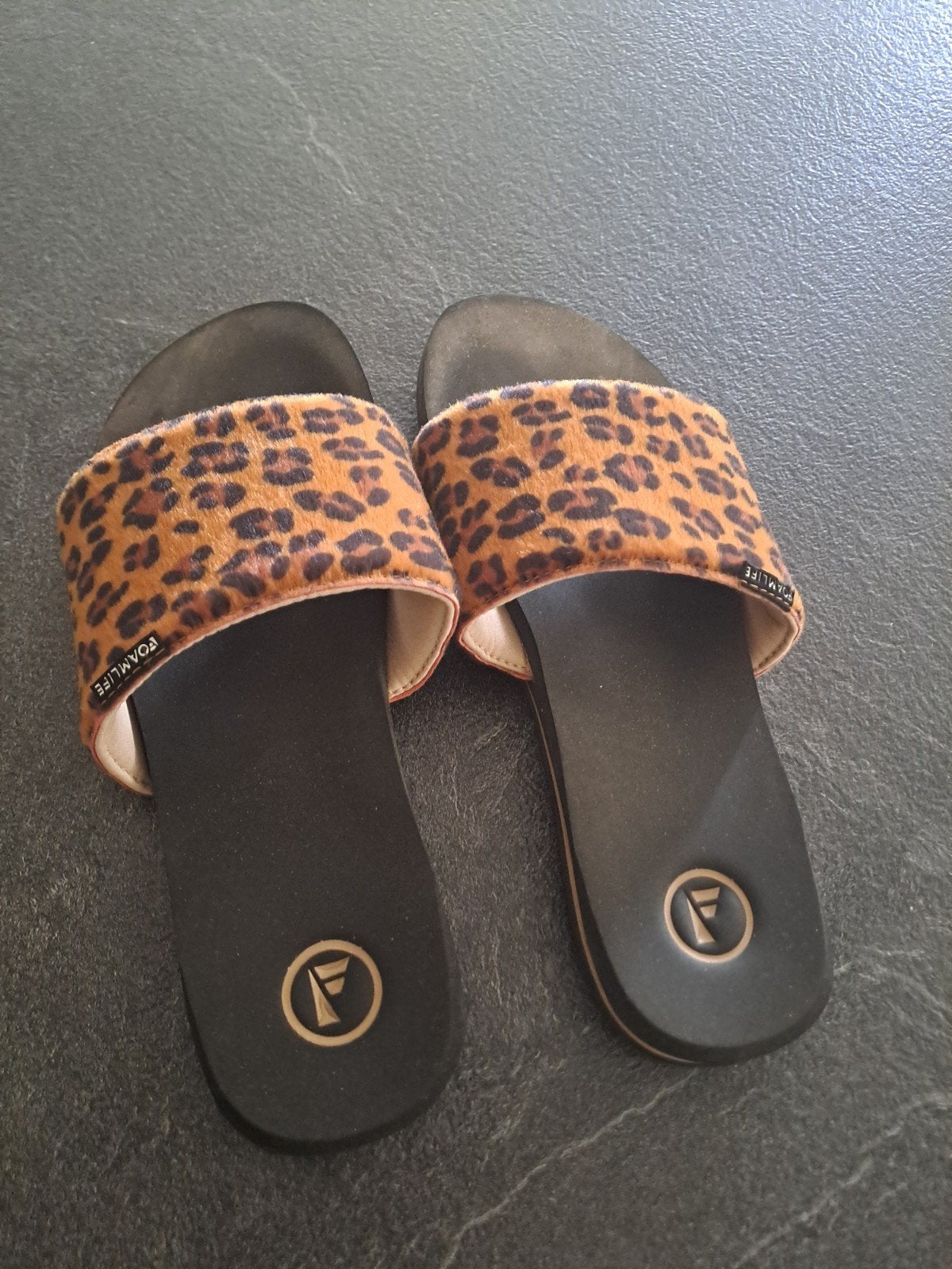 Foamlife slippers maat 39, Kleding | Dames, Badmode en Zwemkleding, Ophalen, Meerkleurig, Zo goed als nieuw, Foamlife