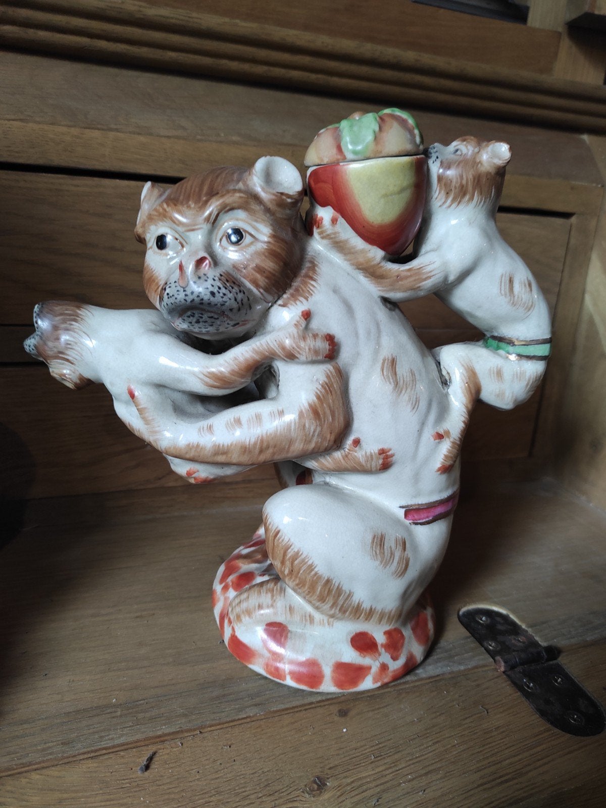 Singes à théière anciens du Staffordshire, Enlèvement