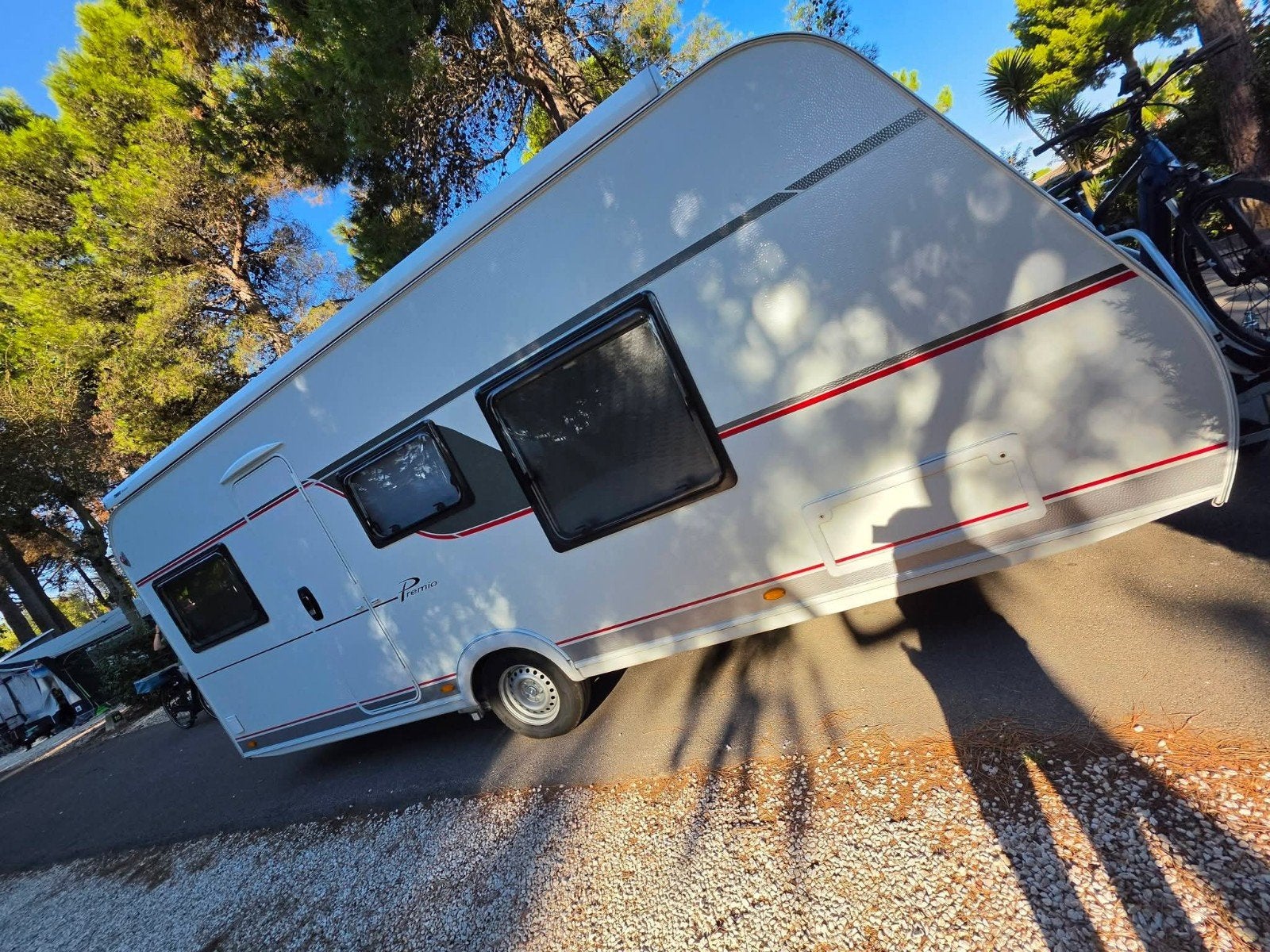 jeune caravane Bürstner Premio 490TS, Caravanes & Camping, Jusqu'à 4, Airco, Lit Queen size, Particulier