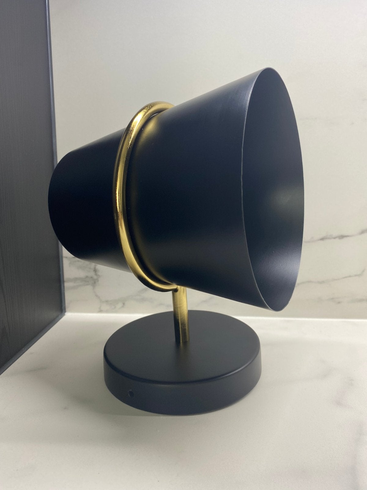 Wandlamp mat zwart met goud detaille Maison du Monde (nieuw), Huis en Inrichting, Zwart, E14 (klein), Nieuw, Ophalen of Verzenden