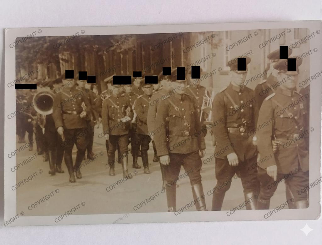 Oude foto - Parade van een militaire band in uniform, Verzamelen, Ophalen of Verzenden, Overige soorten, Foto of Poster