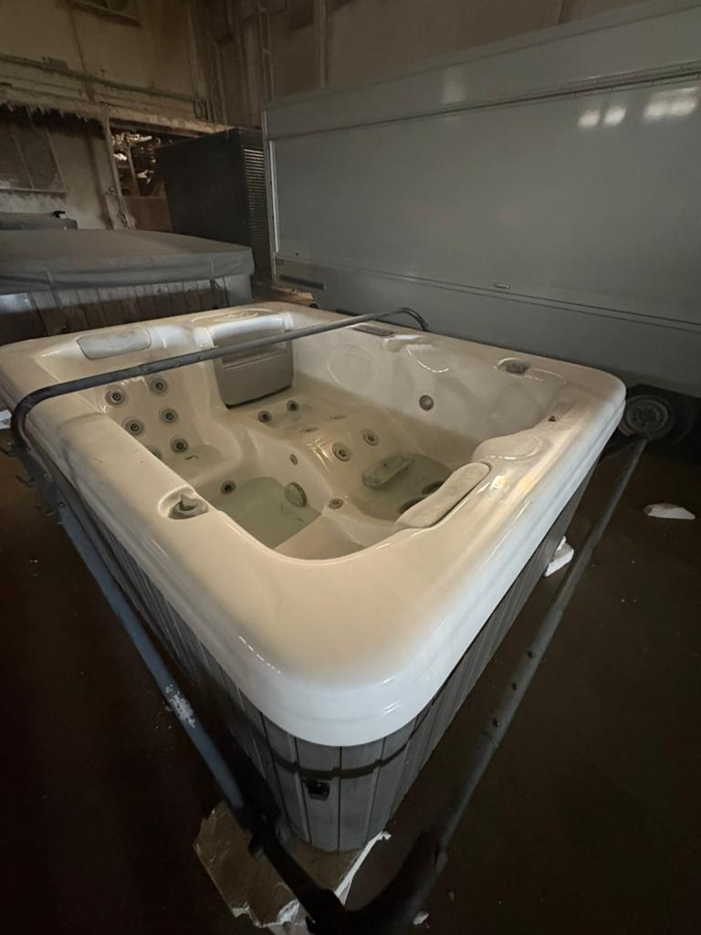 Jacuzzi Livraison Gratuite + un an garantie, Enlèvement ou Envoi, Comme neuf