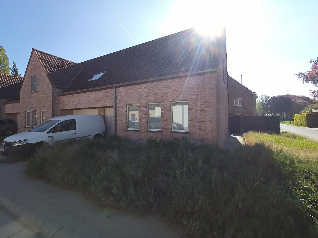 Maison récente à louer avec 3 chambres et jardin, Immo, Province de Flandre-Occidentale, Par agence ou courtier, 225 m², Maison de coin