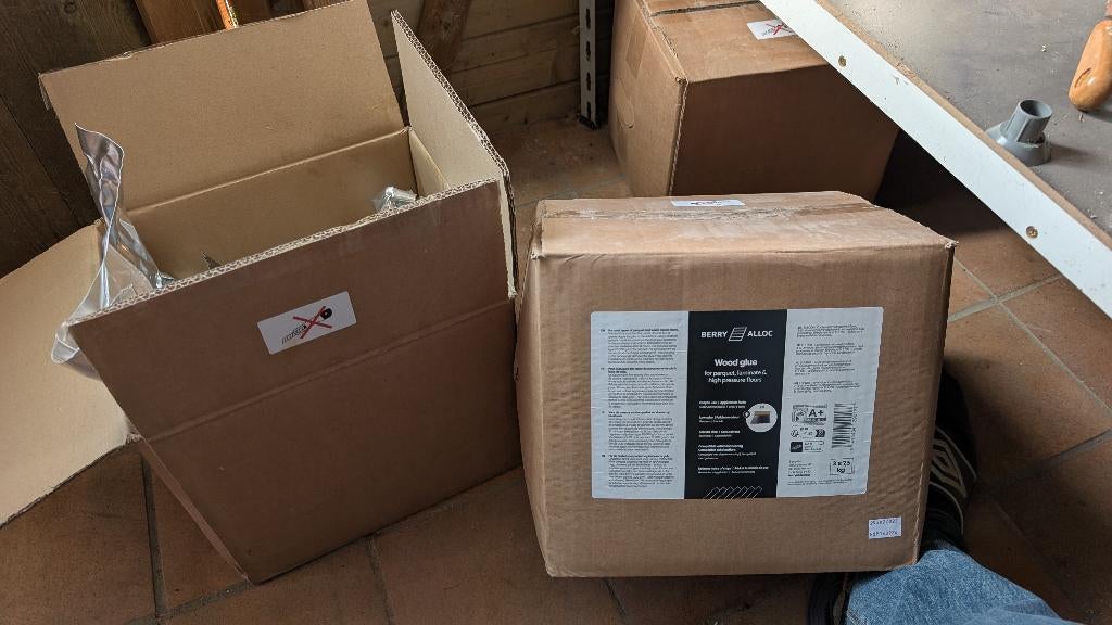 Parketlijm, Doe-het-zelf en Bouw, 20 liter of meer, Ophalen, Nieuw, Bruin
