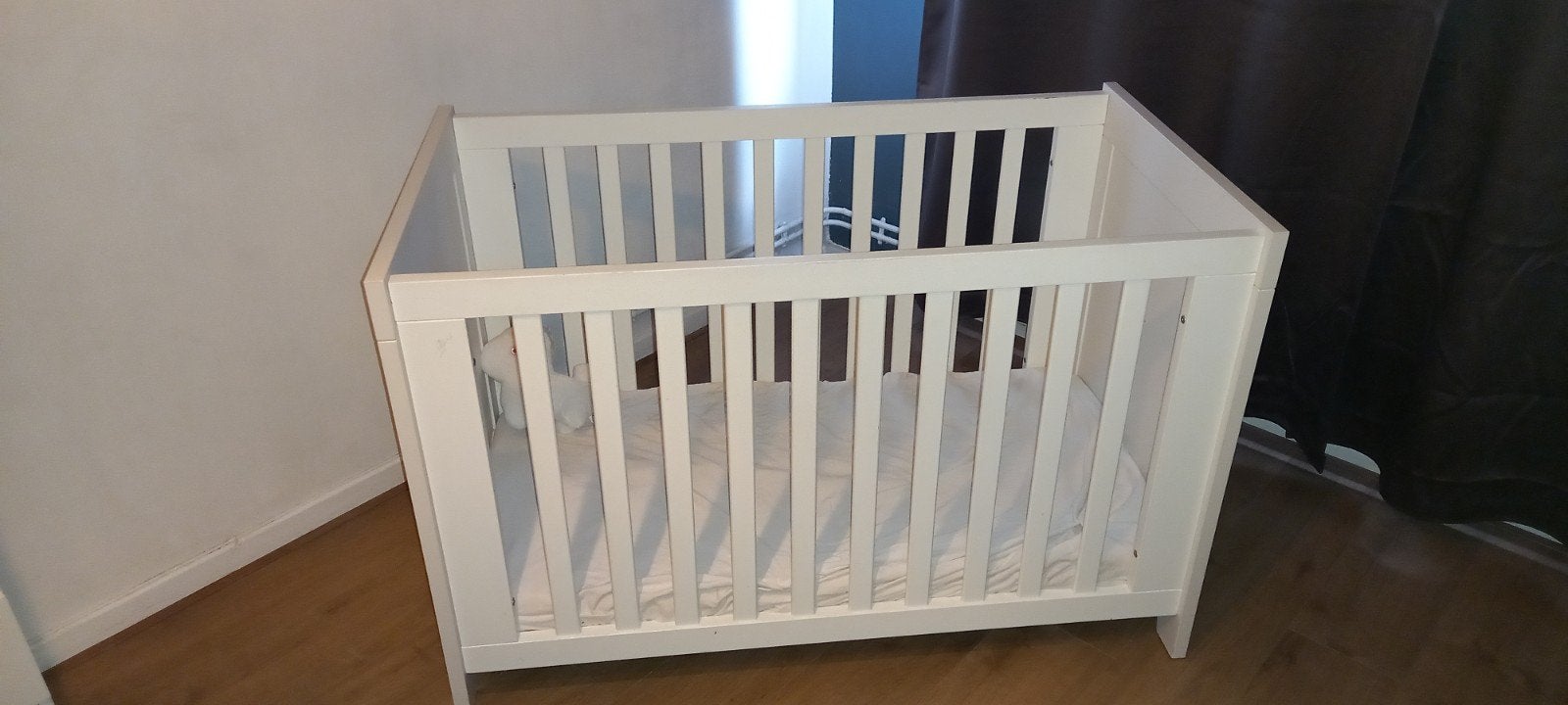 Wit babybedje / kinderbedje – Zeer nette staat, Kinderen en Baby's, Kinderkamer | Complete kinderkamers, Ophalen of Verzenden