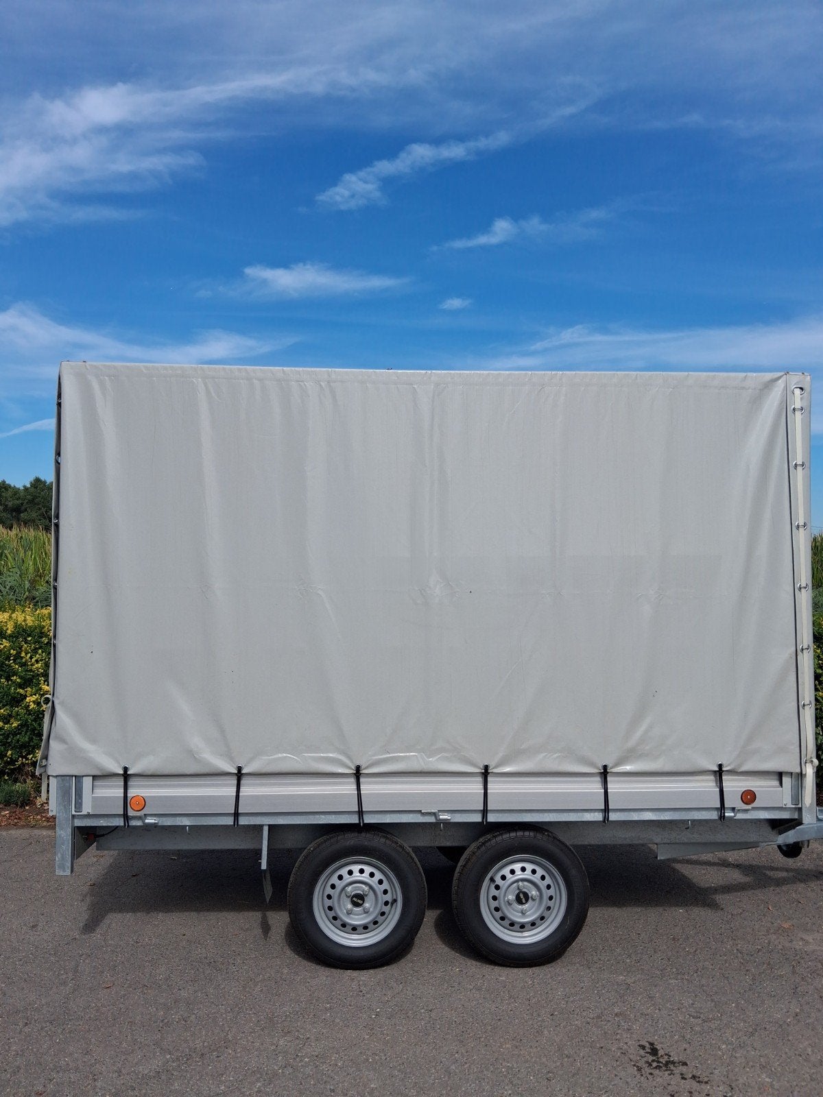 Aanhangwagen DELJE dubbelas – 750 kg – Plateau / Gesloten, Ophalen, Zo goed als nieuw