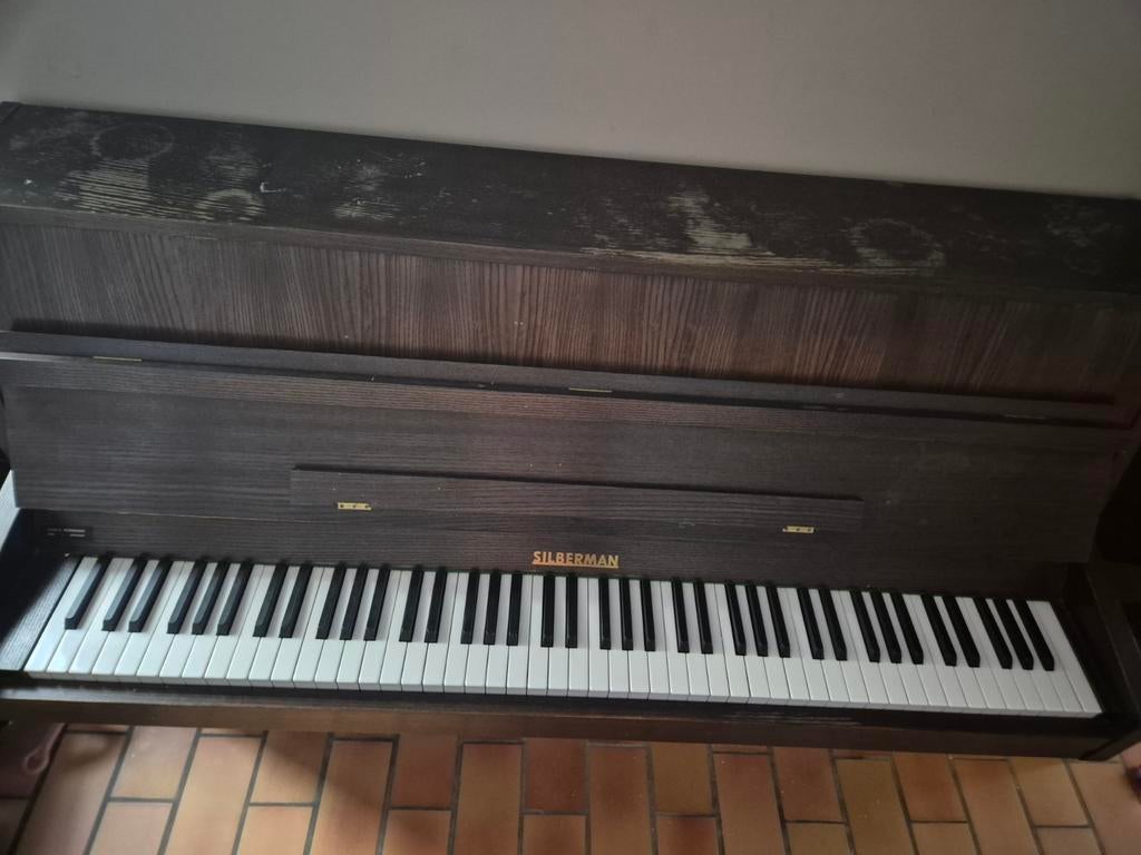 Charmante buffetpiano - Silberman. Jaarlijks gestemd., Muziek en Instrumenten, Piano's, Ophalen