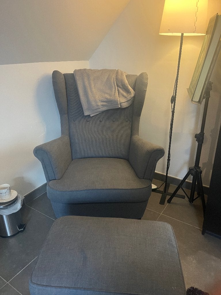 IKEA STRANDMON fauteuil met voetenbank – donkergrijs, 100 à 125 cm, Comme neuf, Enlèvement, 50 à 75 cm