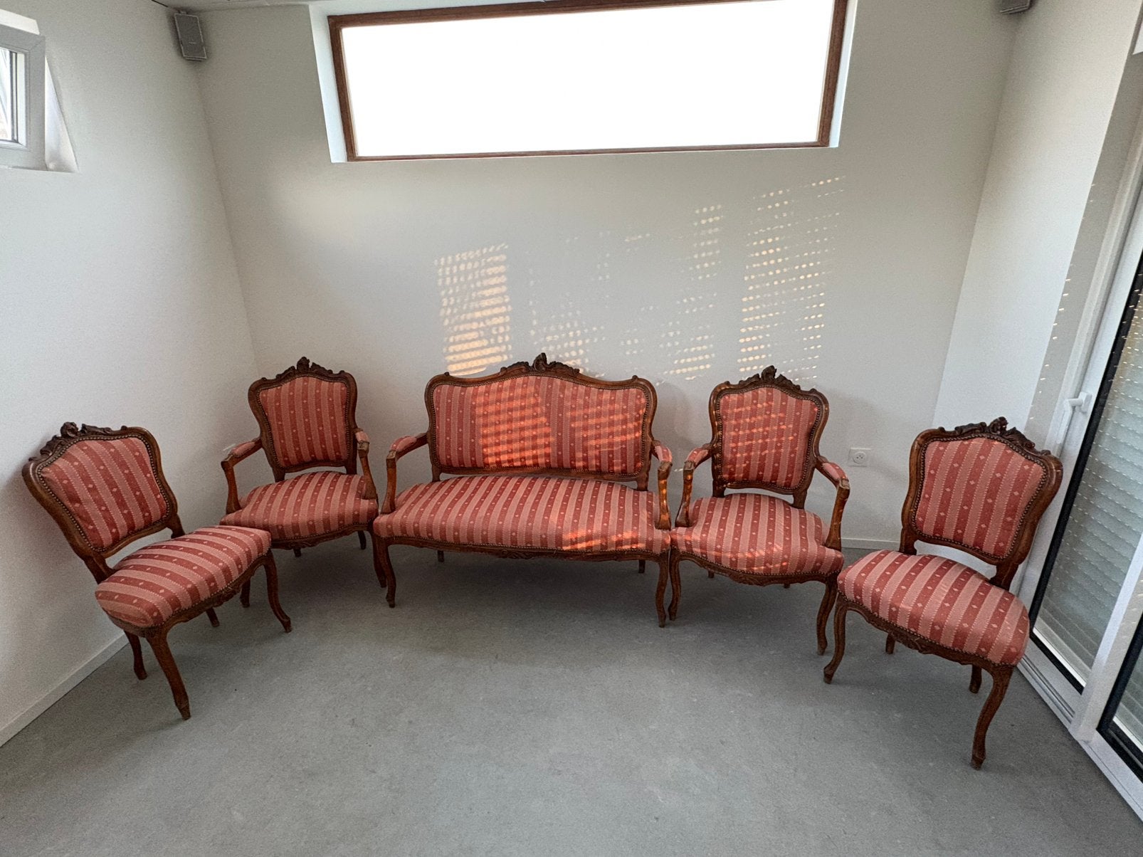 Antieke sofa met stoelen, Ophalen