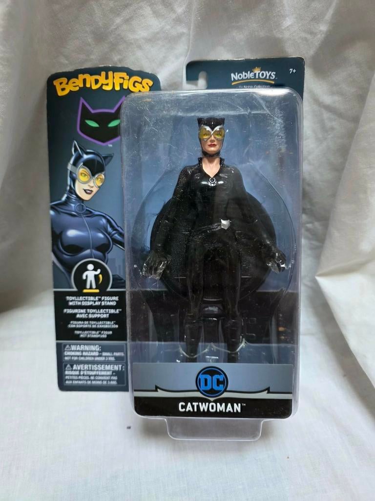 Bendyfigs Catwoman van Noble. Meet 19 cm en zit altijd in zi