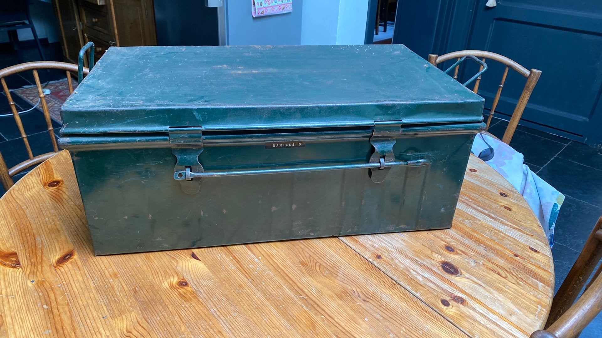 Metalen legerkoffer, Huis en Inrichting, Woonaccessoires | Kisten, Ophalen, Zo goed als nieuw