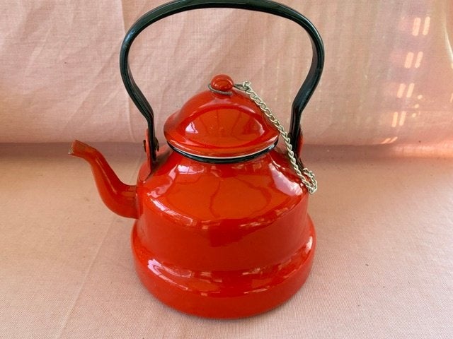 Kleine emaille rode moor met zwarte boord, Ophalen of Verzenden