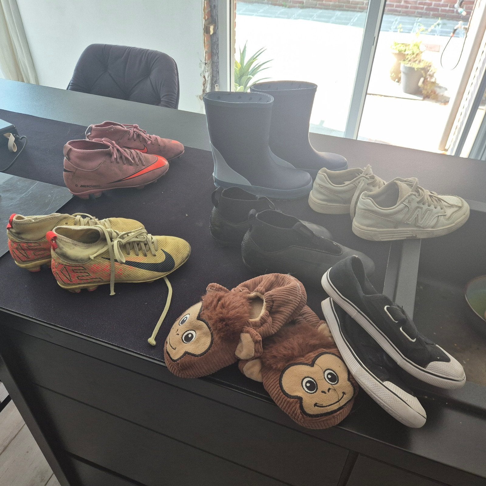 voetbal schoenen kunnen nog een ronde mee, Kinderen en Baby's, Kinderkleding | Mutsen, Sjaals en Handschoenen, Ophalen of Verzenden