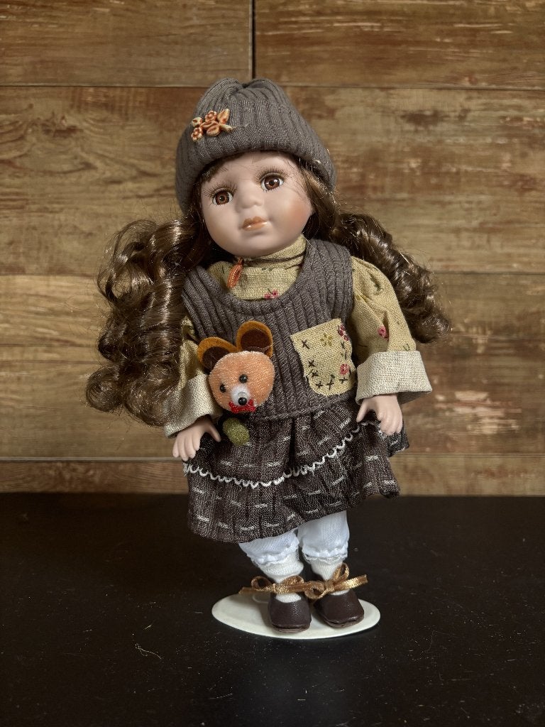 Porseleinen verzamelpop meisje met knuffelmuis, Verzamelen, Poppen, Nieuw, Pop, Ophalen