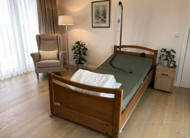 7 lits d'hôpital électriques, Enlèvement, Utilisé