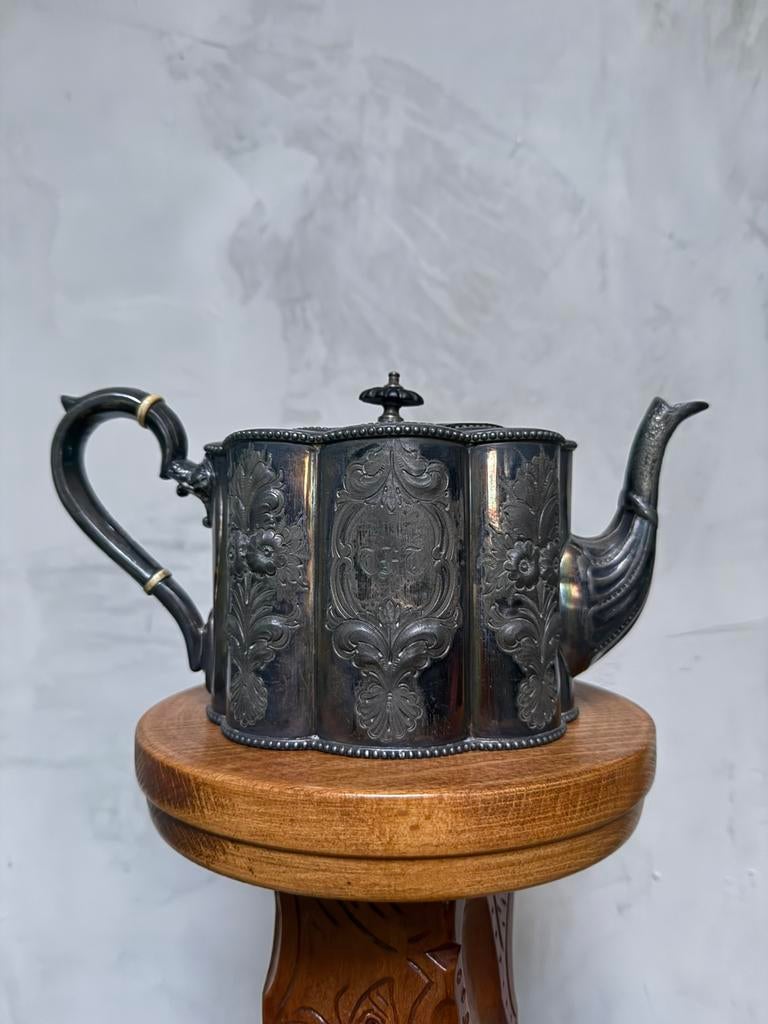 Antieke verzilverde tinnen theepot, Ophalen