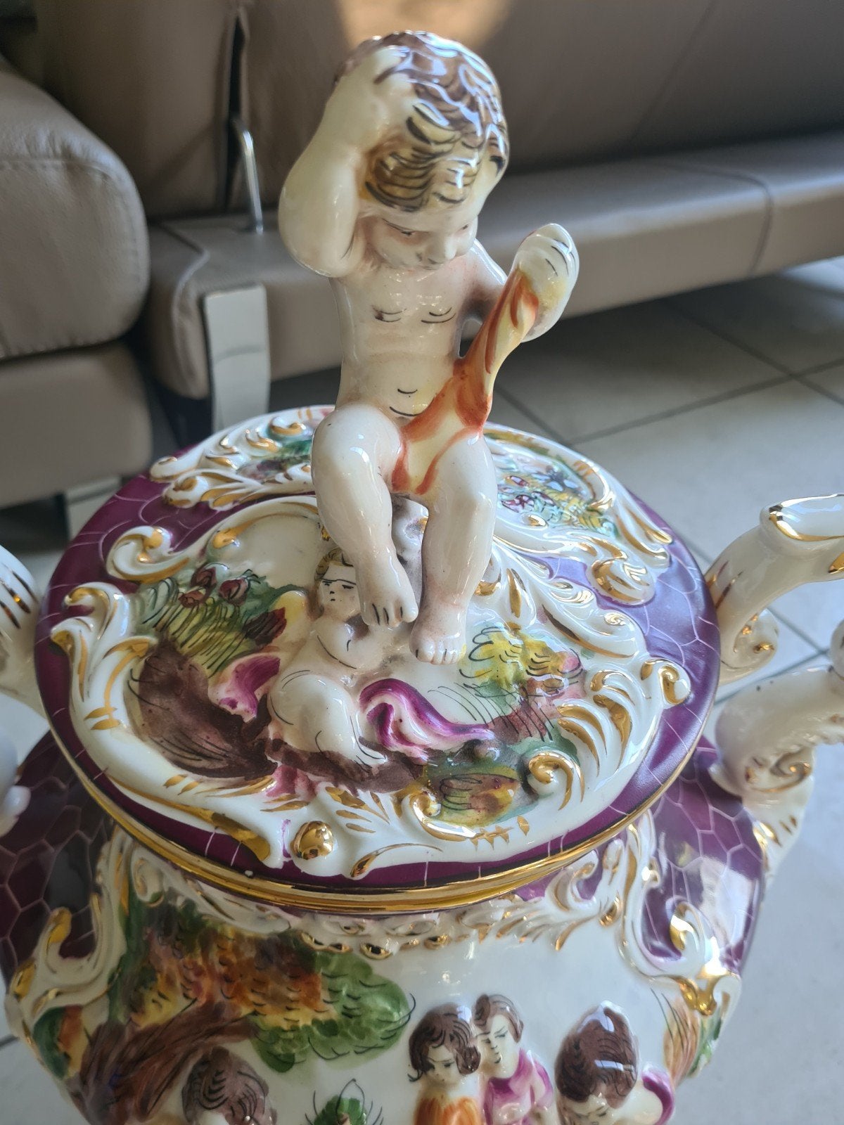 Capodimonte siervaas met afneembaar deksel, Ophalen