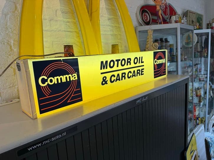 Vintage Comma Motor Oil & Car Care Lichtbak Reclame