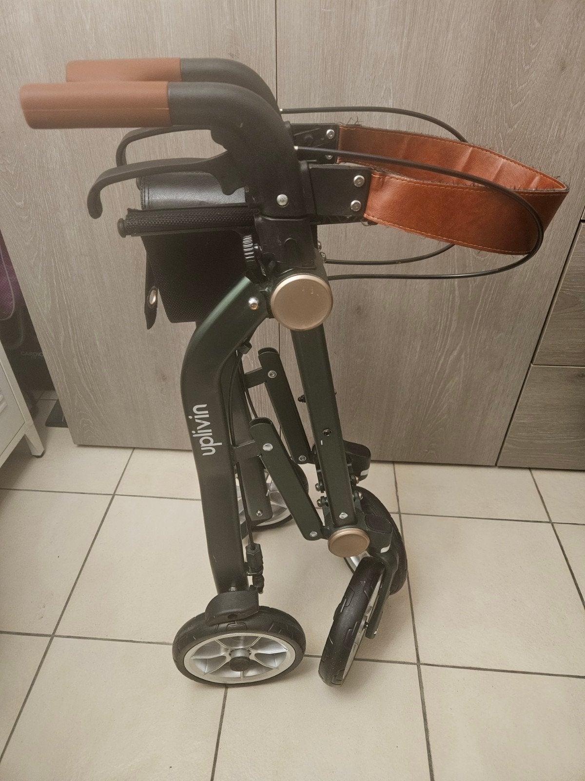Lichtgewicht rollator Uplivin, Ophalen, Lichtgewicht, Zo goed als nieuw