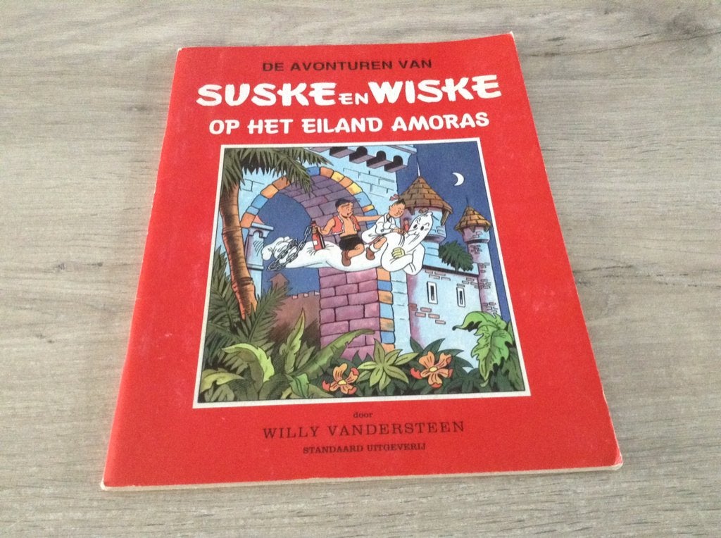 Suske en Wiske strip: Op het eiland Amoras (2013), Boeken, Gelezen, Willy Vandersteen, Eén stripboek, Ophalen of Verzenden