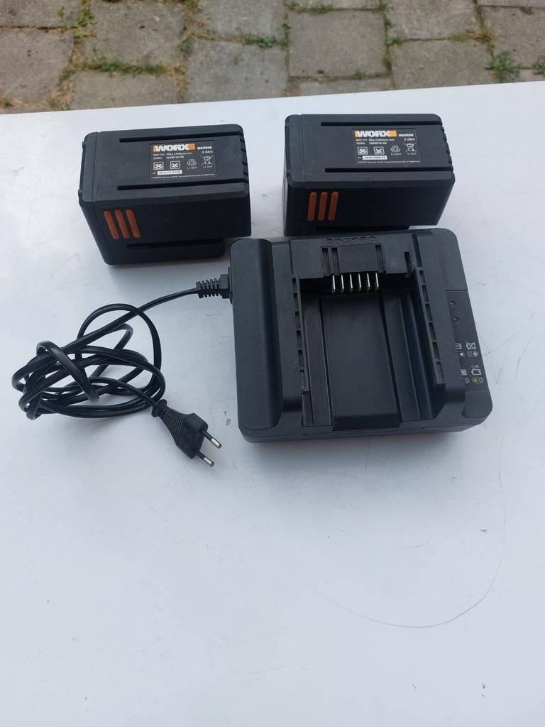 2 batterijen voor bosmaaier van het merk Worx