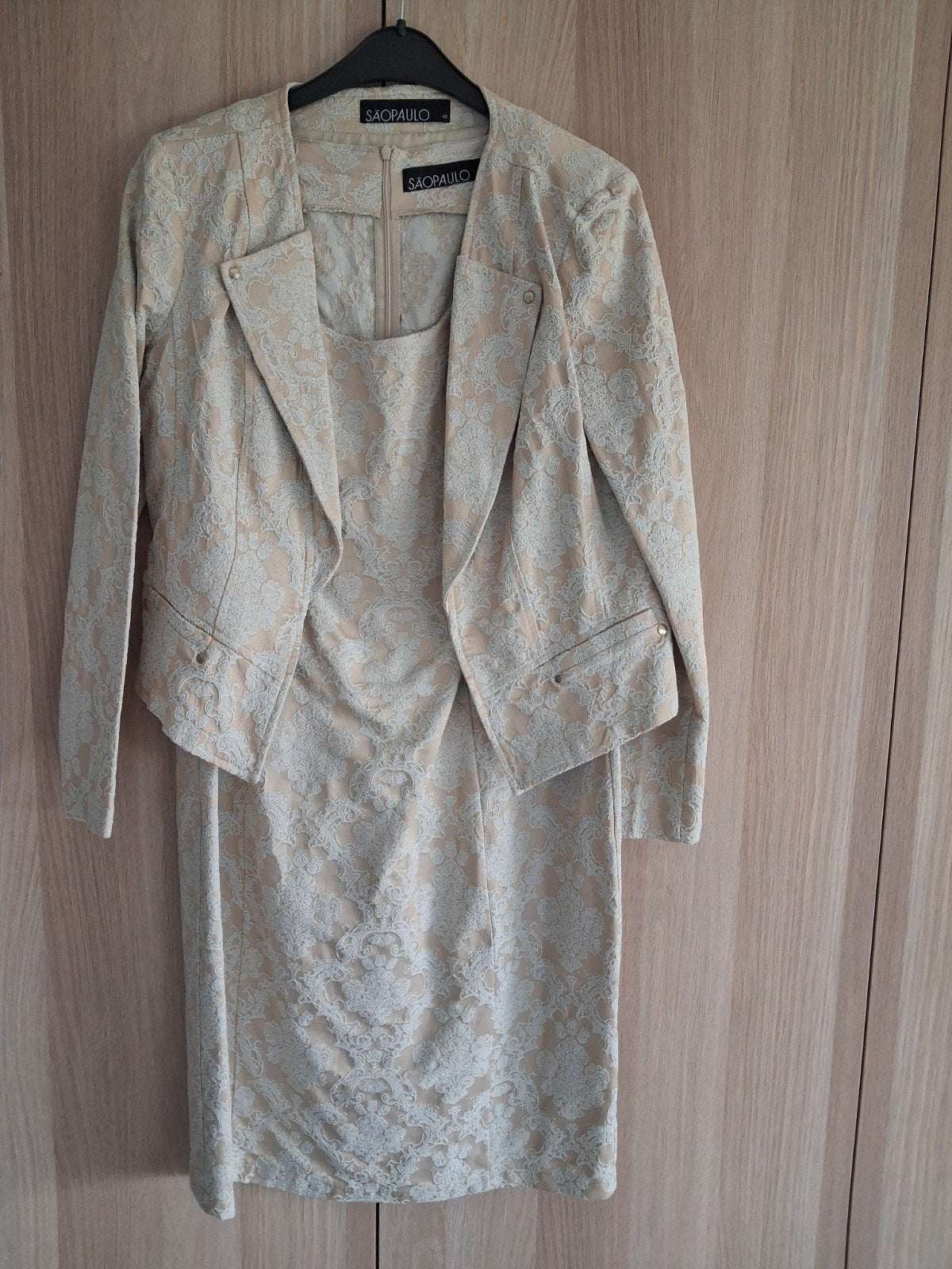1 ensemble  robe et veste  brodée  Sao polo, Enlèvement ou Envoi