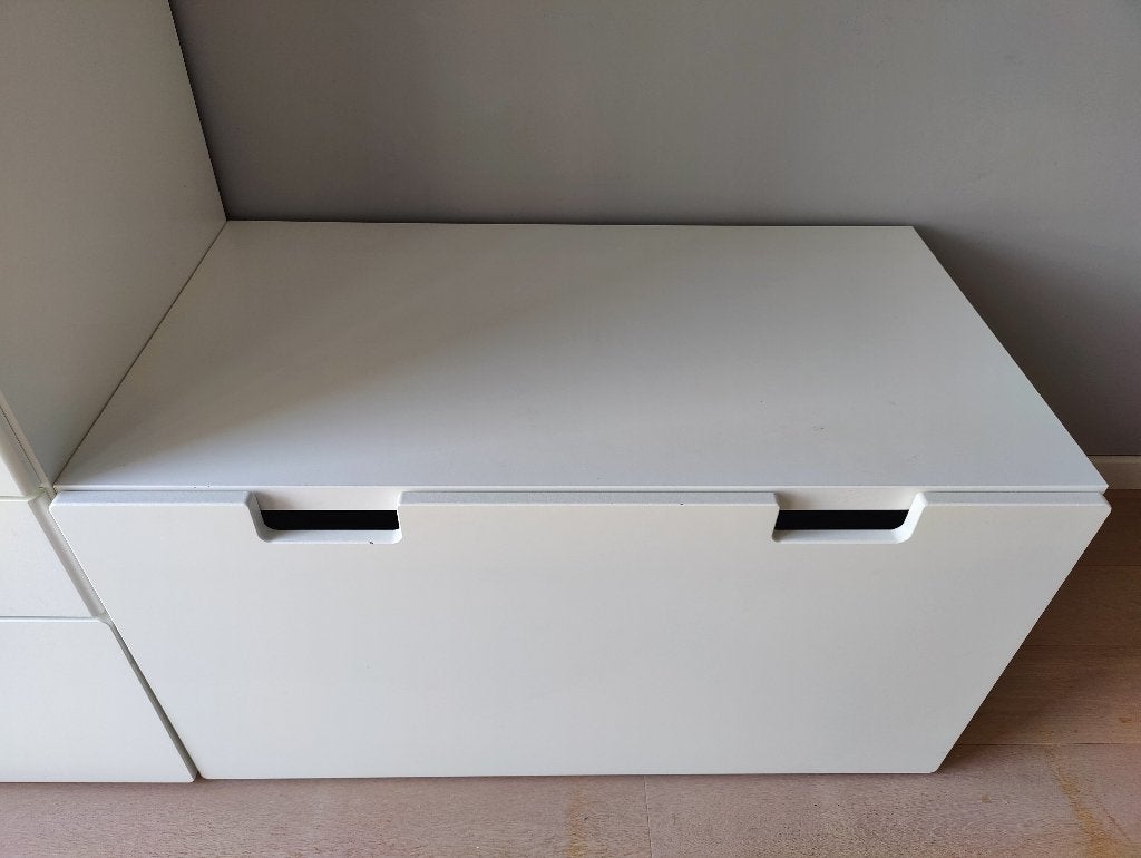 Smastad: IKEA-bank met speelgoedopslag in goede staat, Kinderen en Baby's, Ophalen, Zo goed als nieuw, Wit, Opbergmeubel