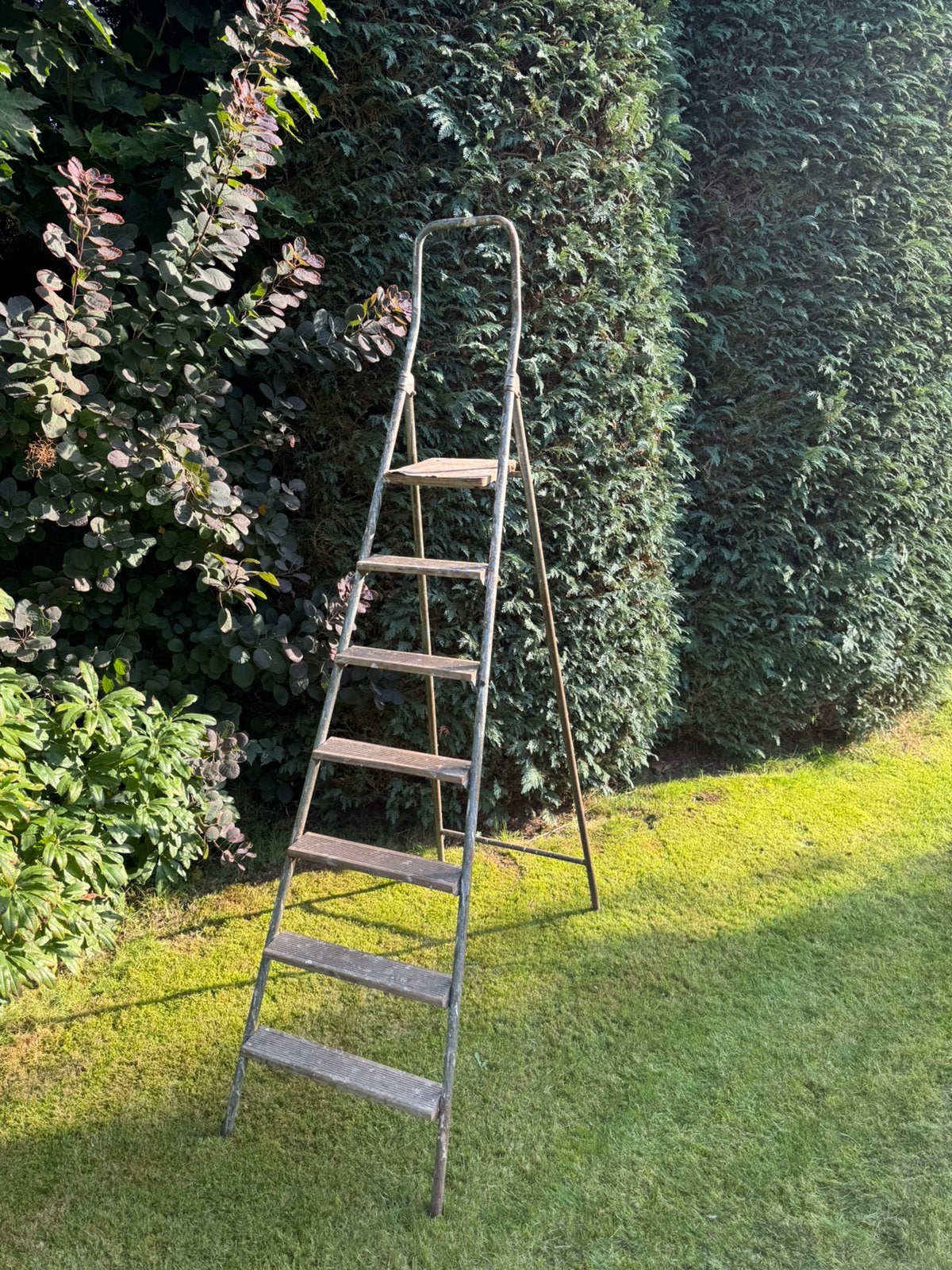 Oude stalen trapladder met houten treden (2m), Ophalen, Gebruikt, Ladder, Opvouwbaar of Inschuifbaar