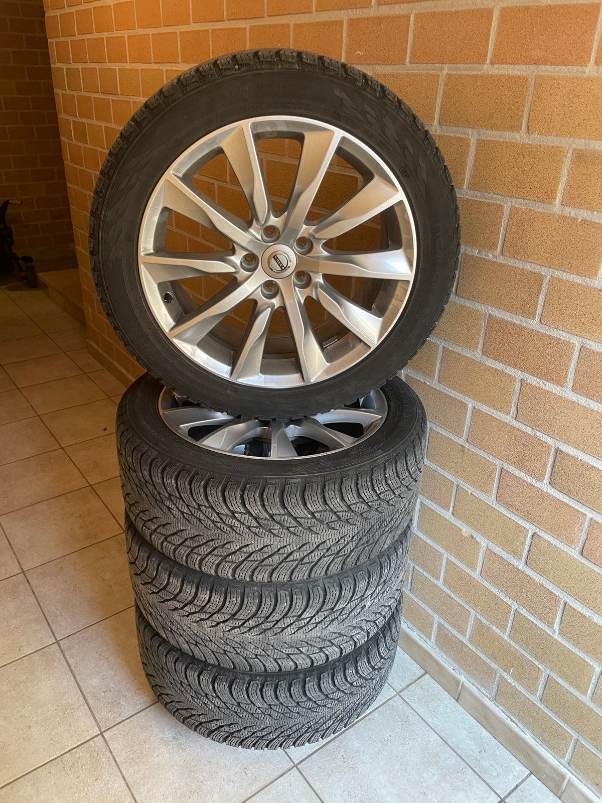 Set Volvo velgen + winterbanden Nokian 245/45 R18 100T, Enlèvement, Pneus hiver, Jante(s)