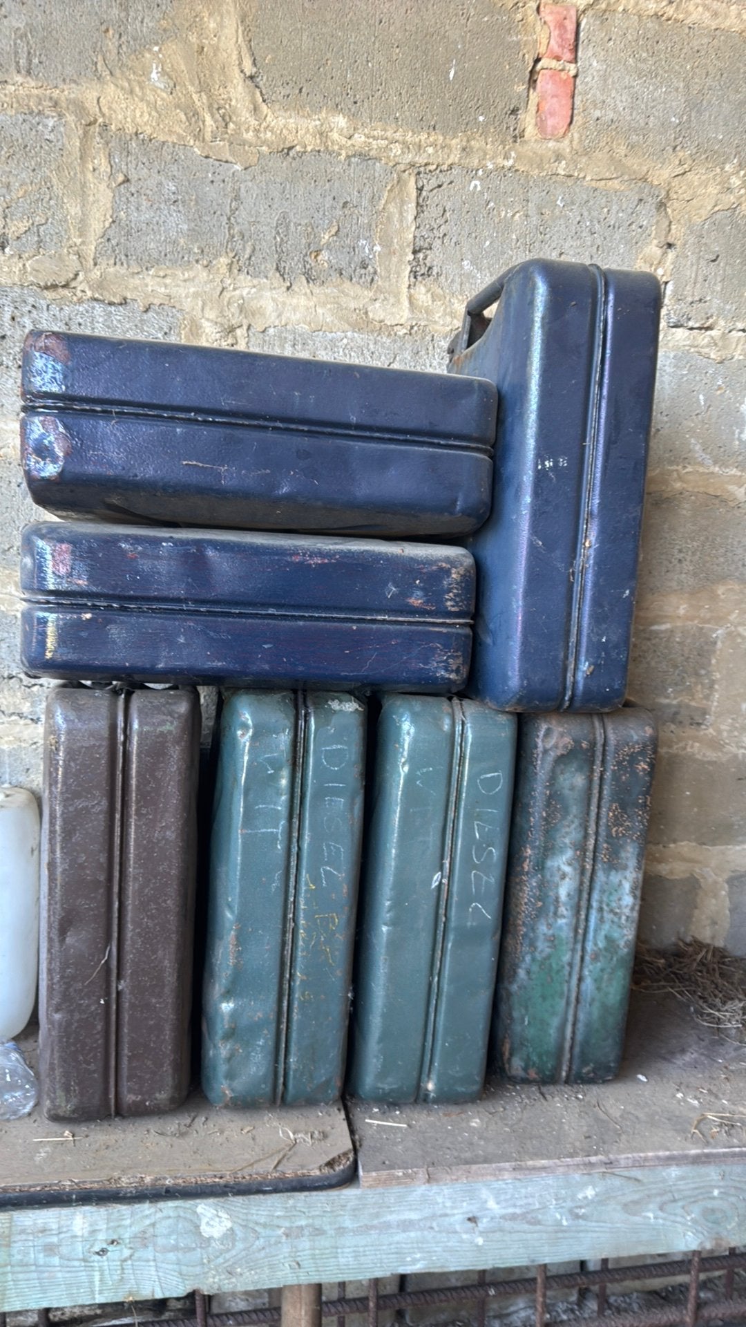 Jerrycan’s in metaal zeker meer dan 10 stuks beschikbaar, Ophalen