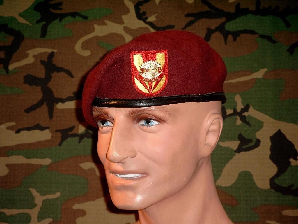 US 82ND AIRBORNE BARET 3/4 ADA US ARMY, Verzamelen, Verzenden, Landmacht, Helm of Baret