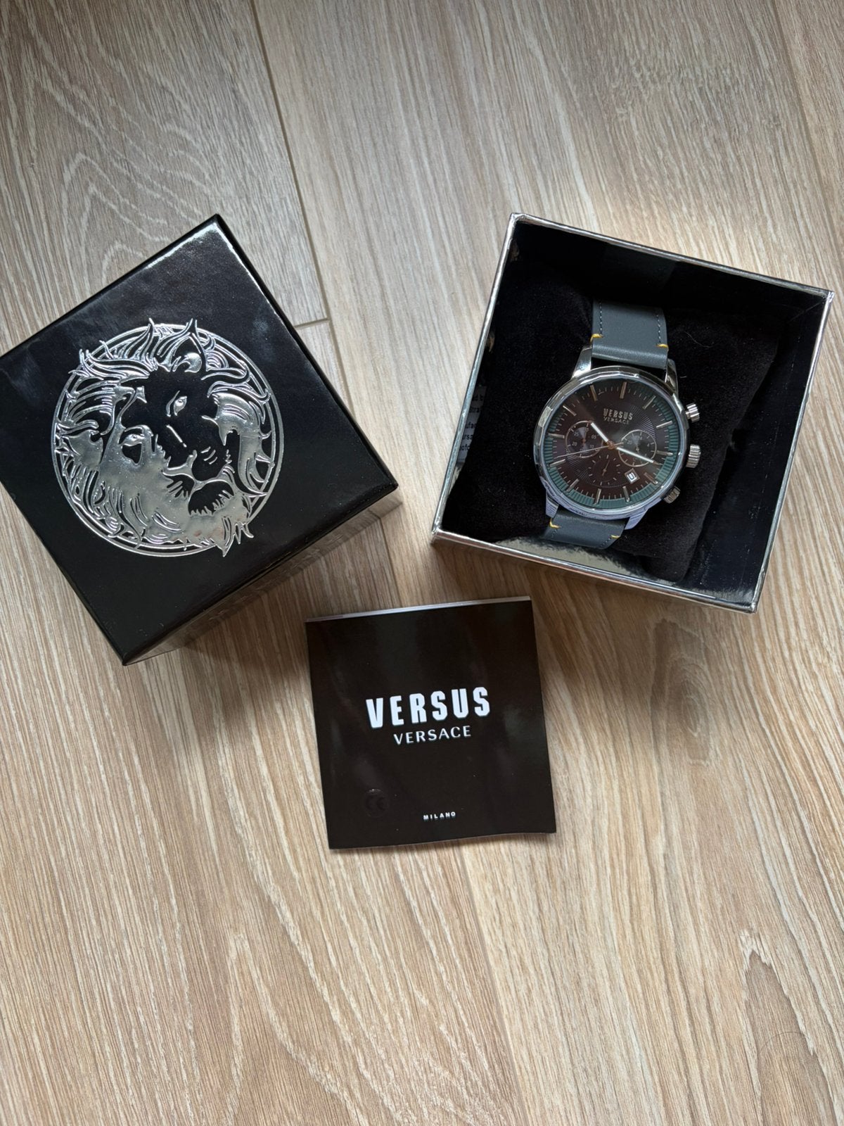 Horloge Versace Versus - Gloednieuw, Overige merken, Overige materialen, Leer, Polshorloge