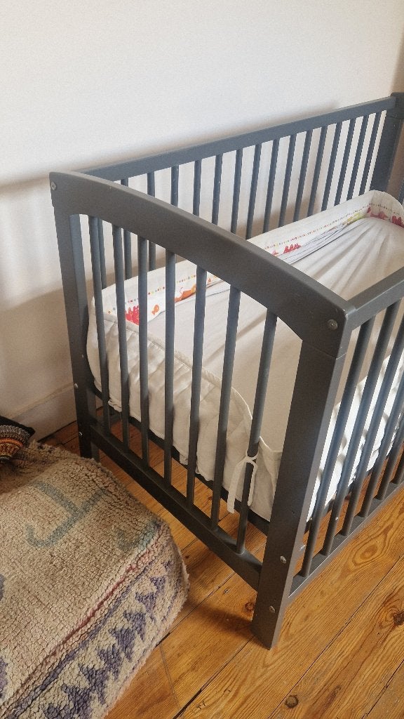 babybed, matras en bijpassende bedomrander, Ophalen, Gebruikt, Lattenbodem