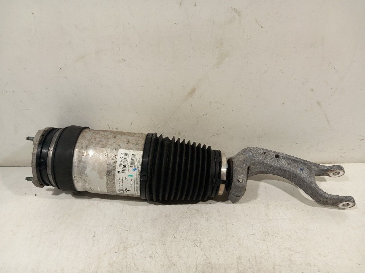 Veerpoot links voor Tesla Model S, Onderdelen@venauto.nl, Van der Ven Autorecycling B.V., Gebruikt, Ettenseweg 76, 4706 PB Roosendaal, The Netherlands