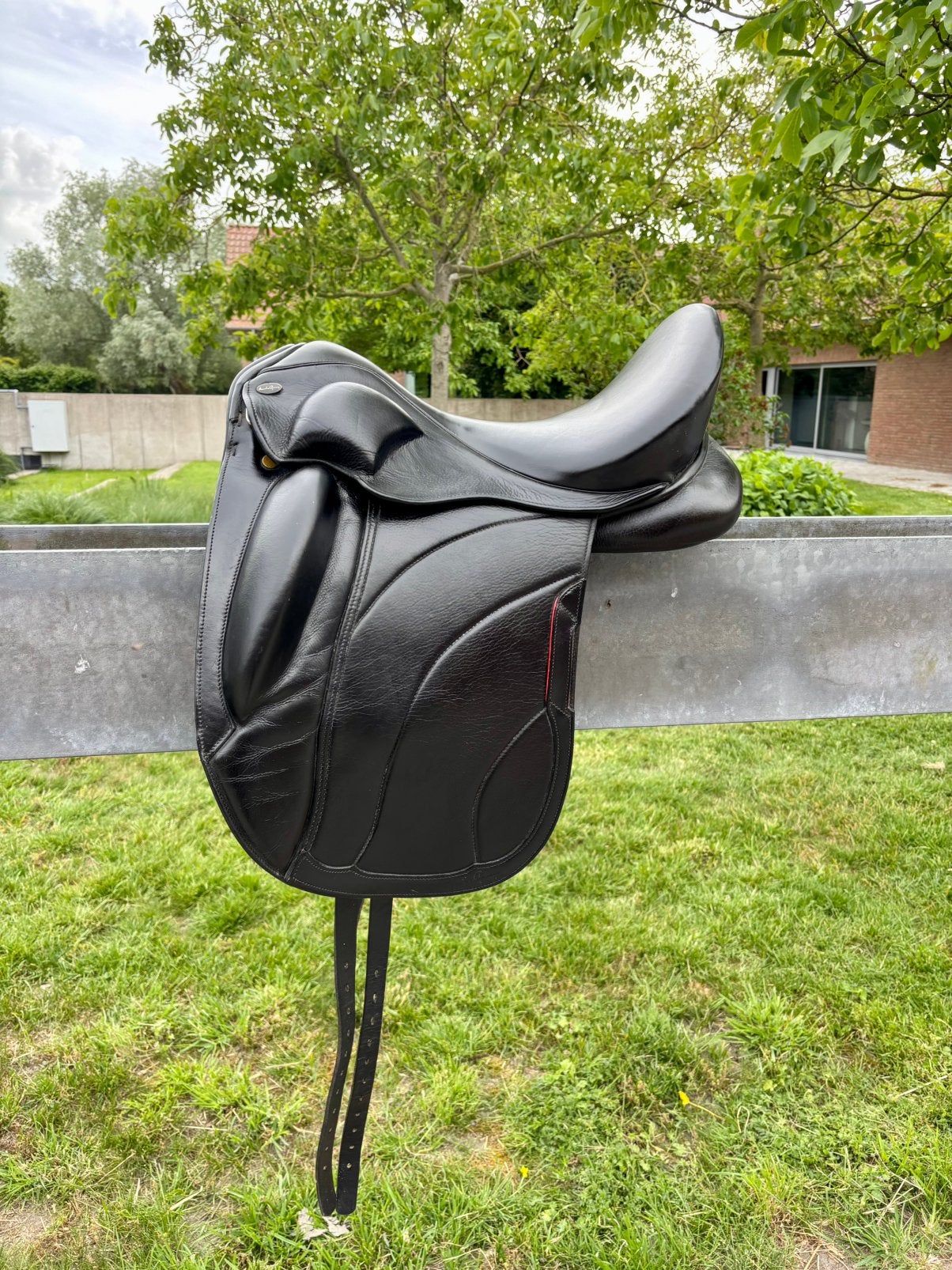 Santa Cruz Dressuurzadel (17,5 inch), Dieren en Toebehoren, Paarden en Pony's | Zadels, Ophalen of Verzenden, Zo goed als nieuw