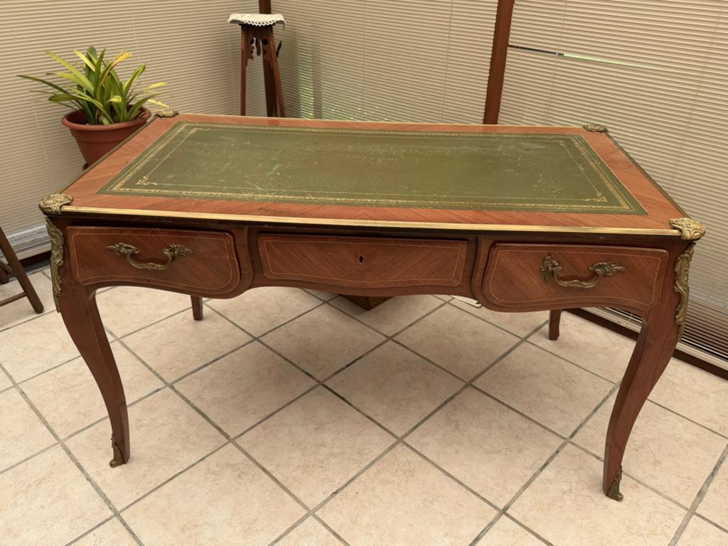 Bureau plat de style Louis XV en marqueterie, Enlèvement