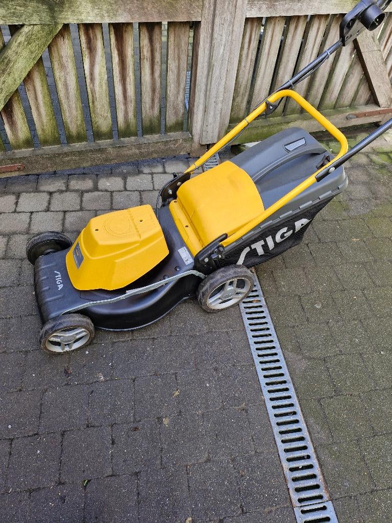 Machine à gazon Stiga à 240 VAC, Fonction de mulching, Tondeuse rotative, Comme neuf, 40 à 49 cm