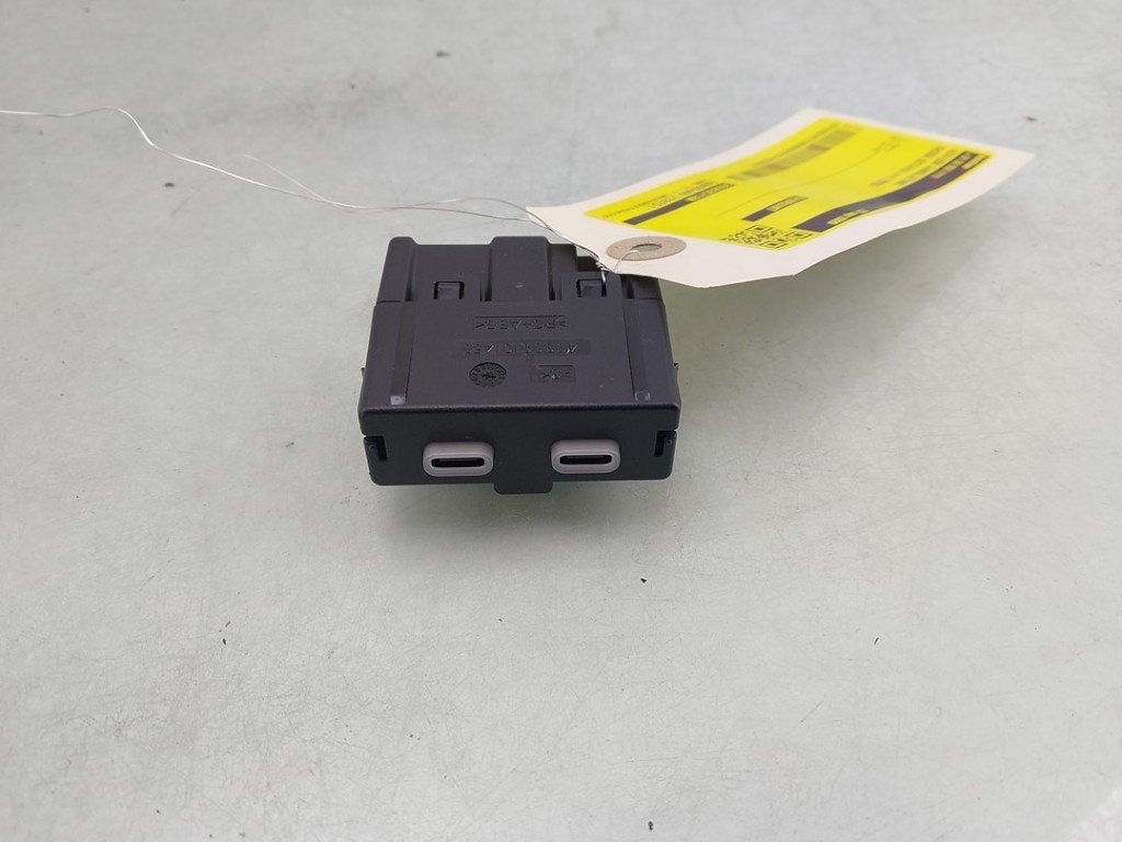 PORT AUX/USB Skoda Octavia Combi (NXAC) (|3G5035718A|), Utilisé, Info@skoda-auto.de, Skoda, Max-Planck-Straße  3-5
64331  Weiterstadt, DE