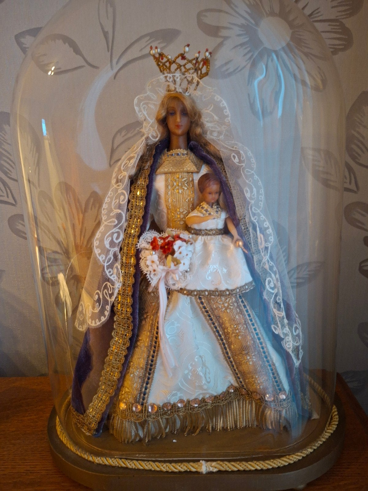 Maagd Maria met kindje Jezus onder glazen stolp, Enlèvement