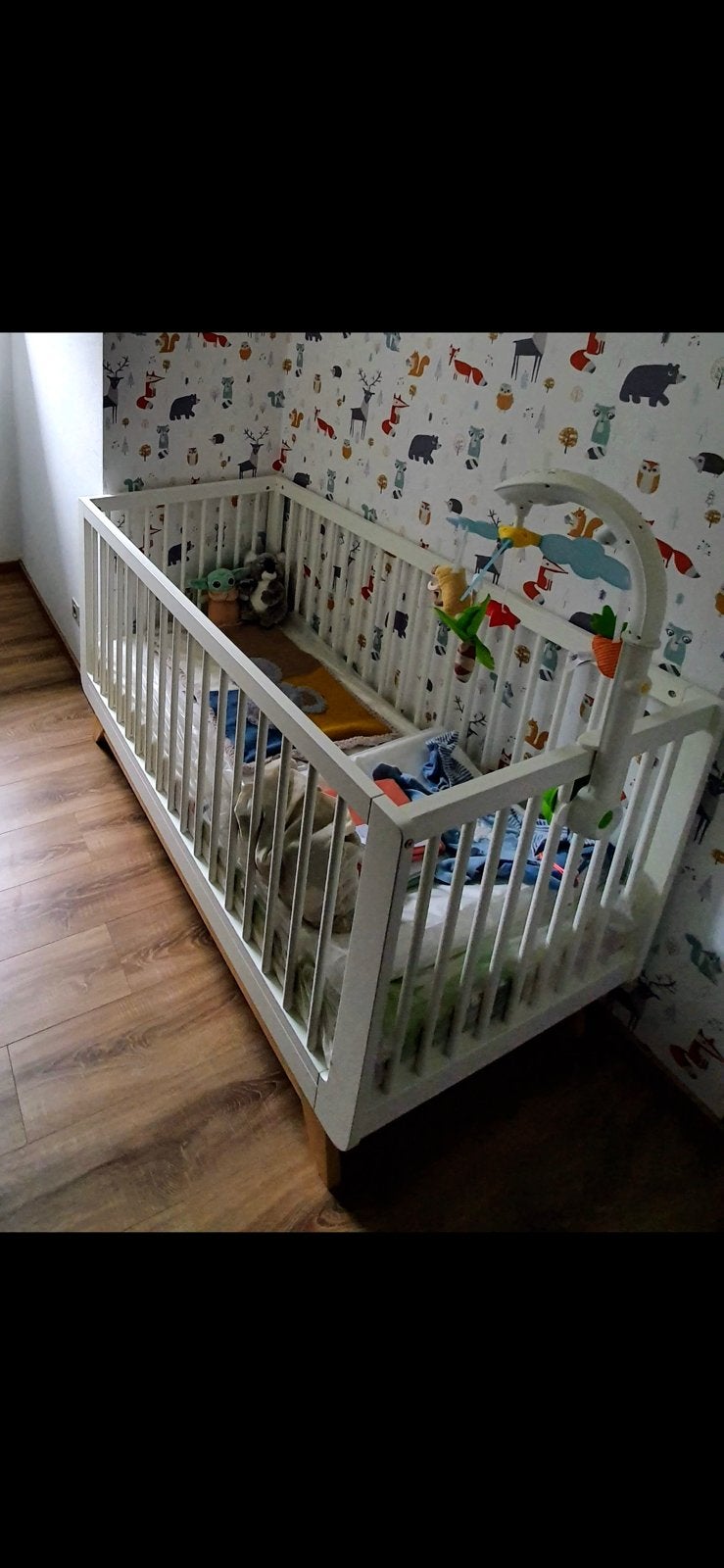 Babybed/ledikant met matras, beschermer en 3 hoeslakens, Ophalen, Zo goed als nieuw