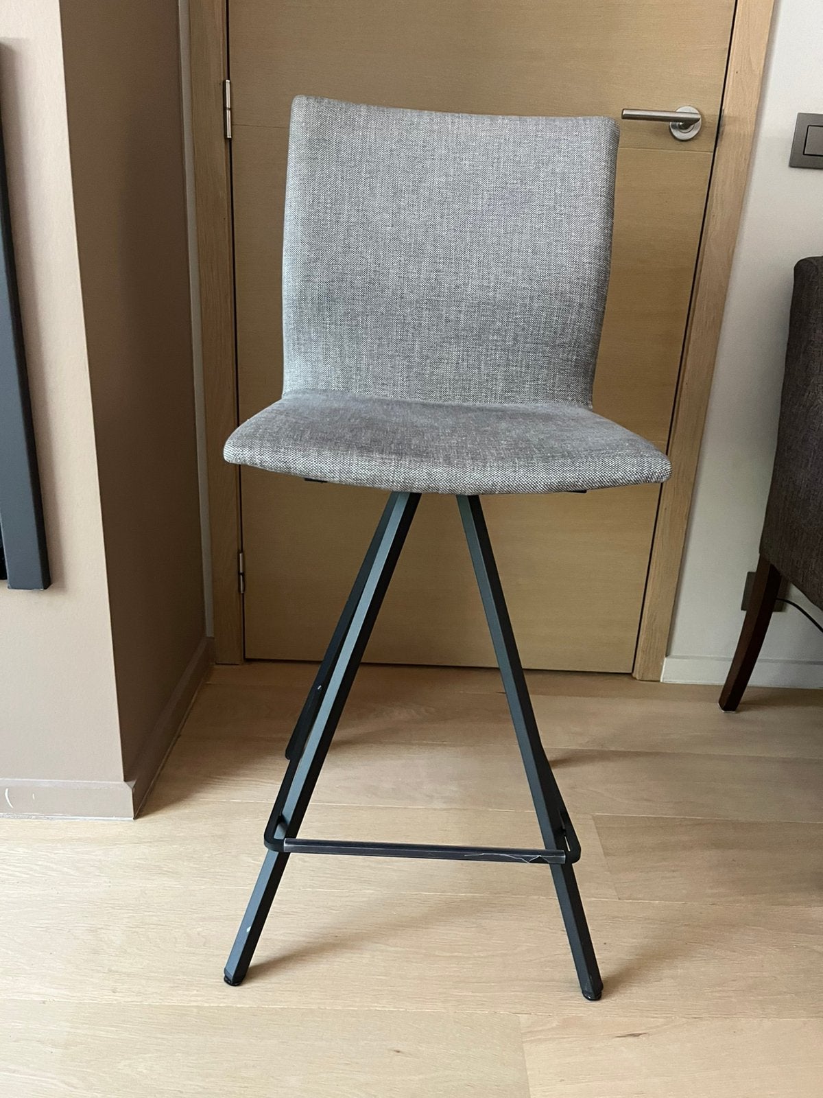 Barstoel grijs - zitting 66cm hoog, Ophalen, Zo goed als nieuw