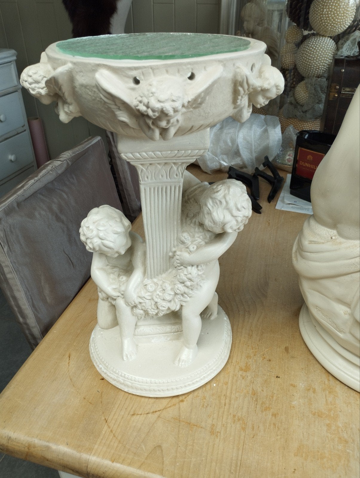 statue en plâtre sur un piédestal, Enlèvement