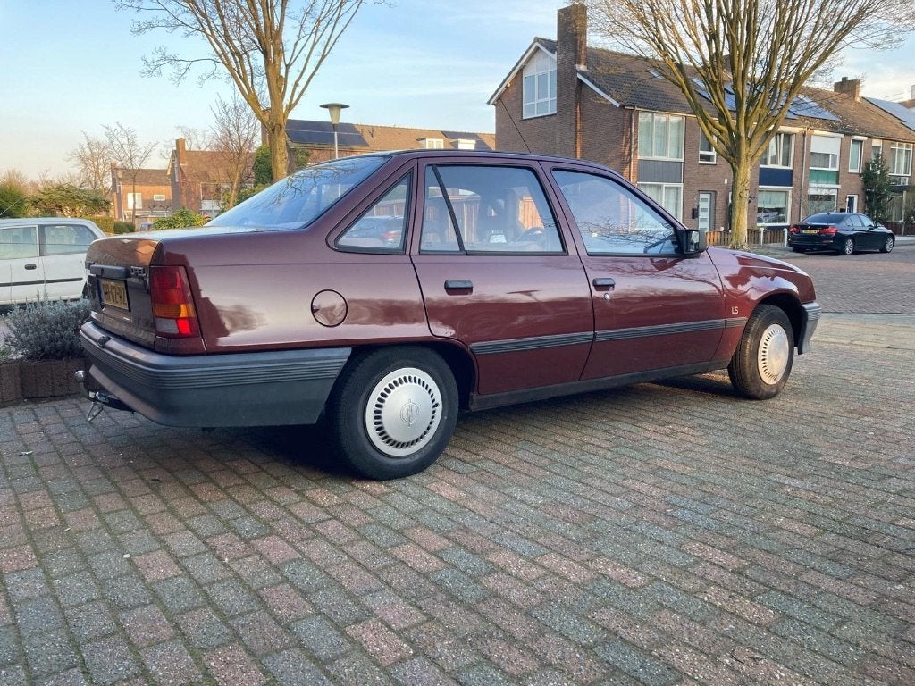 Opel kadett E 1.3 s sedan, foto 3