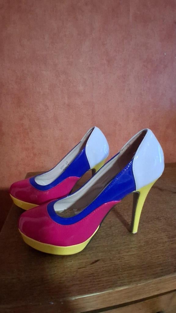 speciale damesschoenen nieuw, Overige kleuren, Ophalen of Verzenden, Zo goed als nieuw, Schoenen met hoge hakken
