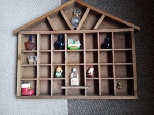 maison en bois étagère pour miniatures parfums gommes...TBE, Enlèvement ou Envoi, Comme neuf, Étagère, Bois