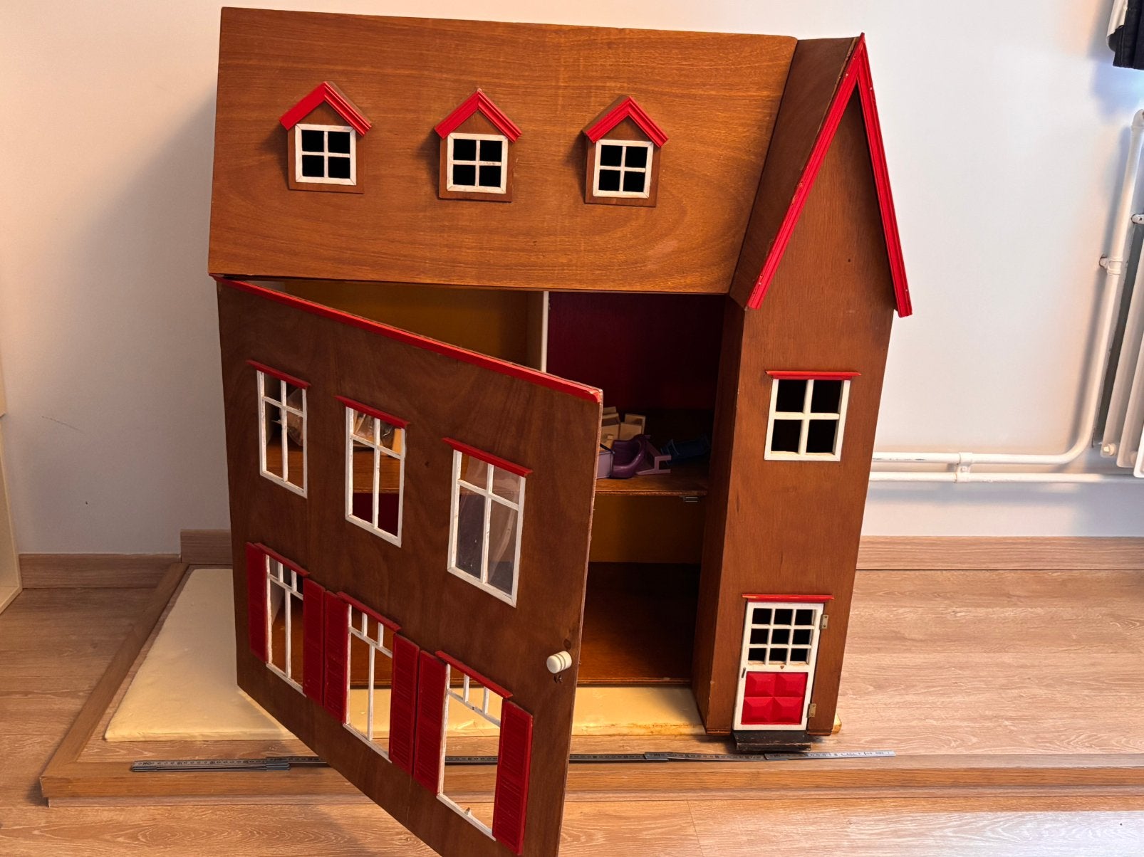 GROOT houten poppenhuis met popjes en meubelen, Ophalen, Gebruikt, Poppenhuis