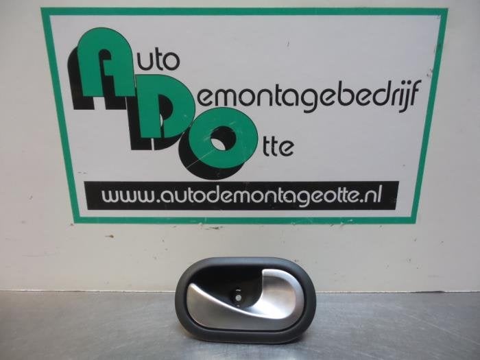 Poignée portière 2portes droite d'un Renault Clio (Clio 3, Renault, -, Utilisé, -